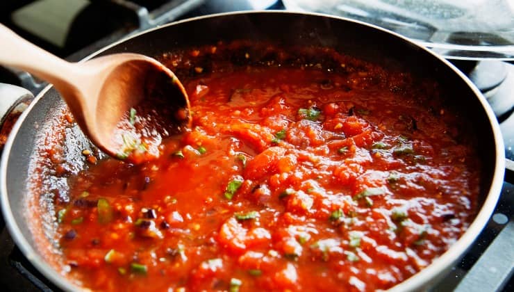 Salsa con basilico a pezzetti