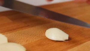 schiacciare l'aglio