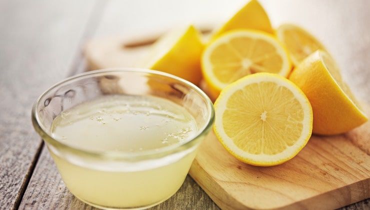 Succo di limone contro grasso dai mobili della cucina