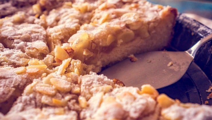 Torta farcita di mele e mandorle