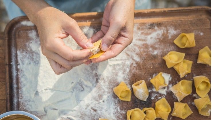 Tortellini ripieni fatti a mano