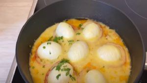 Uova in padella con formaggio e prezzemolo