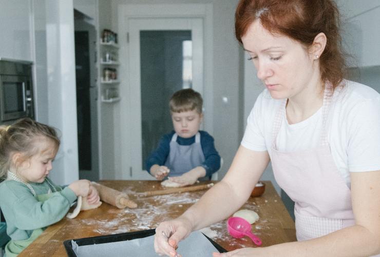 Madre e figli che cucinano