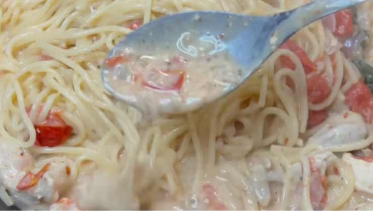 Pasta con il pollo e pomodorini