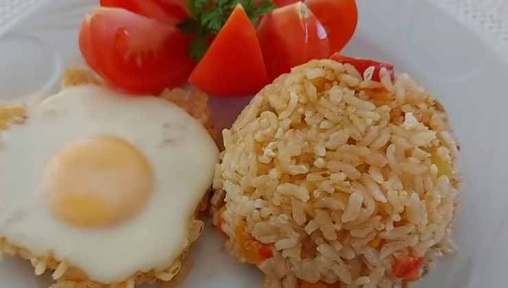 Secondo piatto con riso e uovo