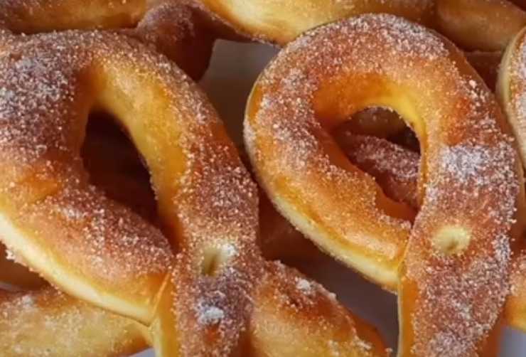 Soffici frittelle all'arancia: la ricetta economica