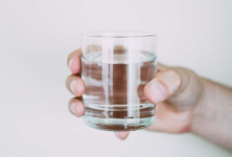 Un bicchiere d'acqua fresca