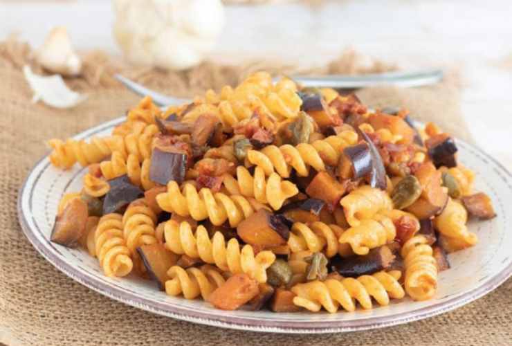 Un piatto di pasta alla siciliana