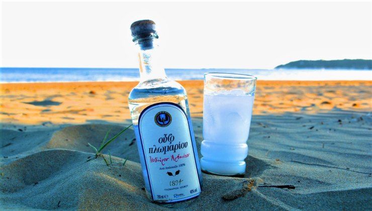 Una bottiglia di ouzo