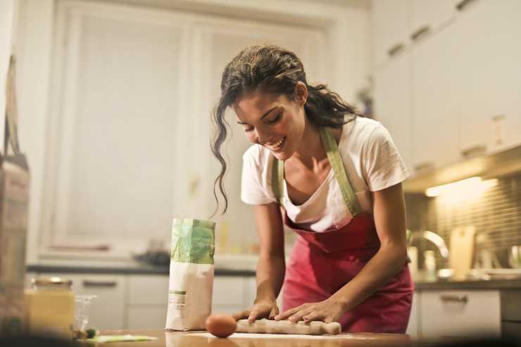 Una donna che cucina