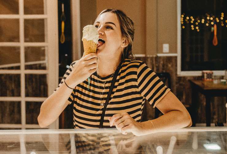 Una donna che mangia il gelato