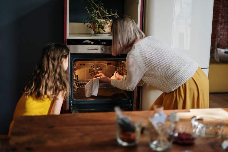 Una donna che usa il forno