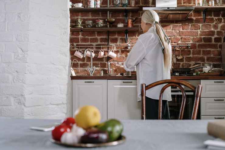 Una donna in cucina