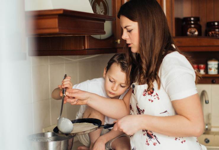 Una donna che cucina