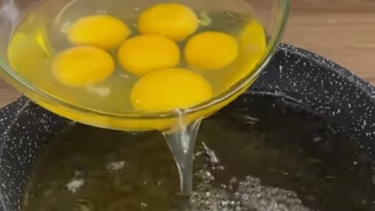 Agregue los huevos al aceite caliente, después de solo 3 minutos se sorprenderá