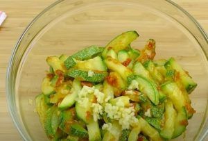 Zucchine con condimenti