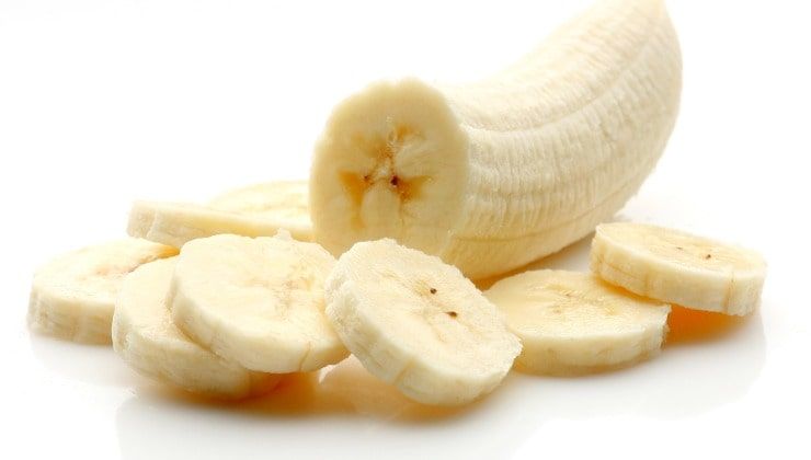 Banane sbucciate a fette
