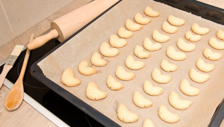 Biscotti su carta da forno