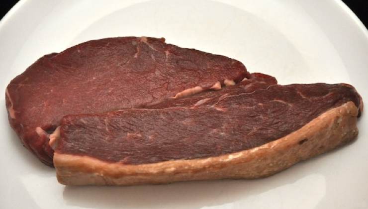 La carne scura si può mangiare o va gettata?
