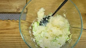 Ciotola con zucchina, semola e patata strizzata