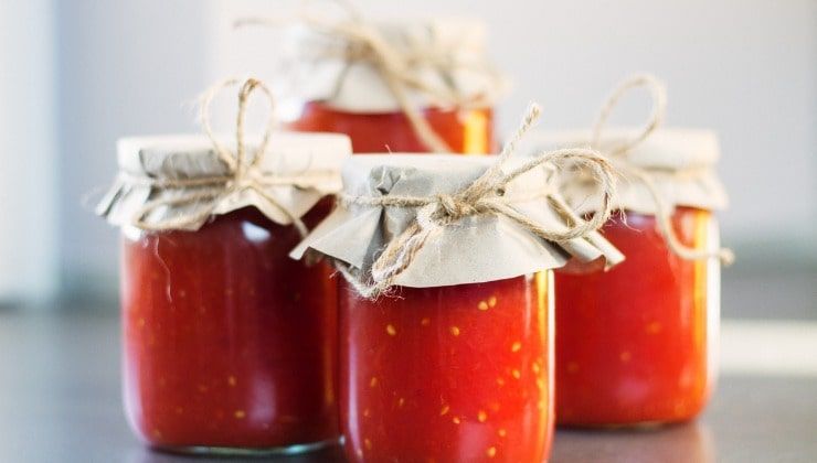 Concentrato di pomodoro in barattoli