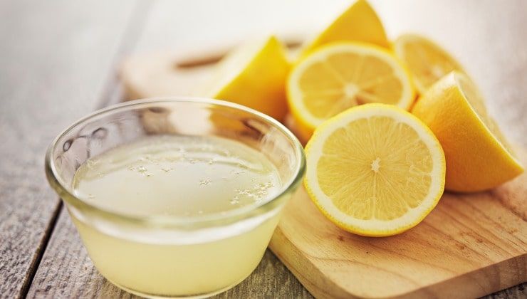 Cucina senza grasso e incrostazioni , limoni 