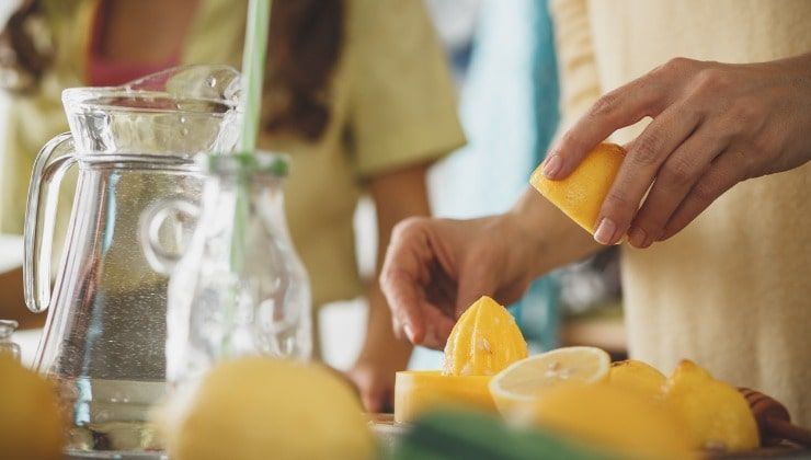 Donna che spreme i limoni, bevanda perfetta