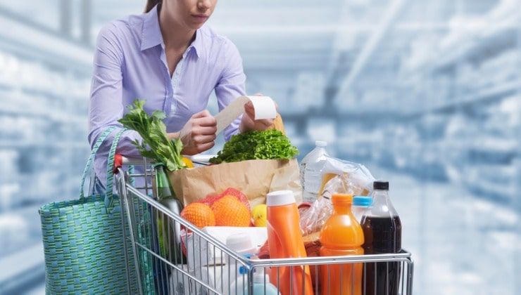 In fila alla cassa del supermercato