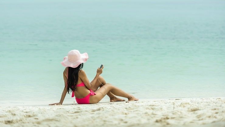 Donna in spiaggia, pelle scurissima