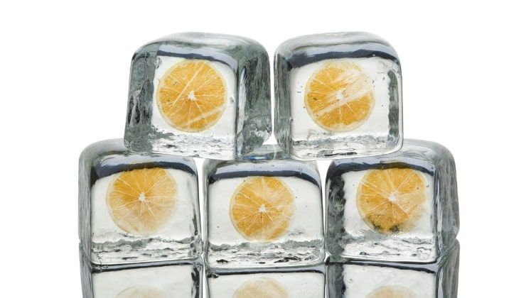 Fette di limone congelati in cubetti ghiacciati