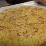 Frittata di patate ripiena di cipolle e peperoni, filante