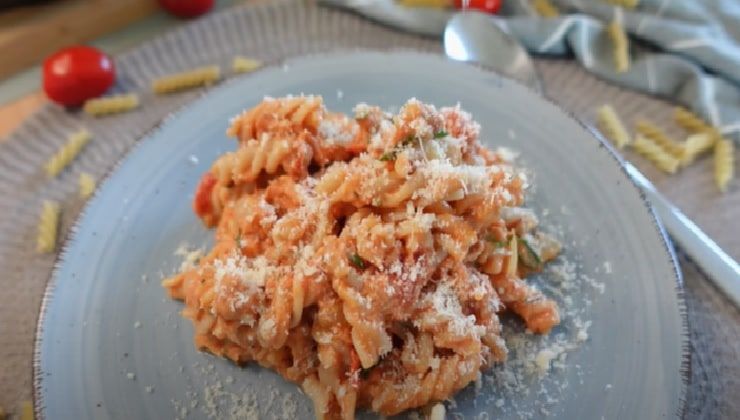 Fusilli con sugo al tonno