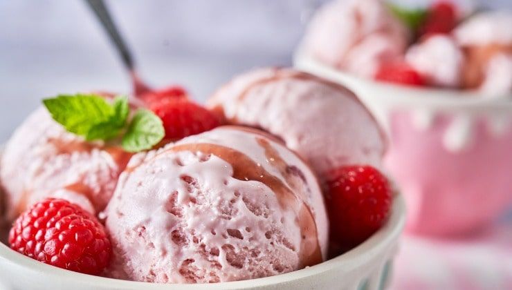 Gelato alla fragola, con fragole fresche