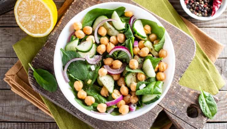 Insalata ceci, spinaci, cetrioli, cipolle rosse