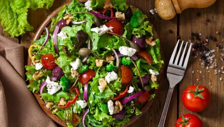 Insalatona con olive e feta