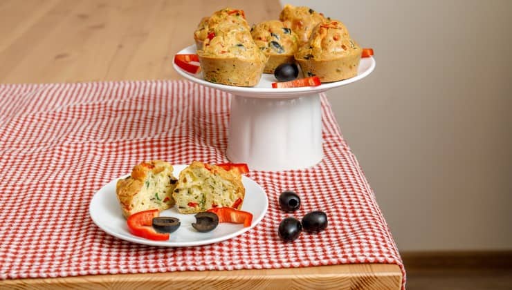 Muffin con verdure, olive nere, erbe aromatiche