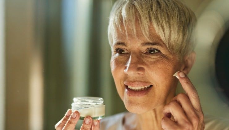 Offertissima Esselunga, donna matura applica una crema antinvecchiamento