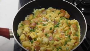 Padella con pane e uova