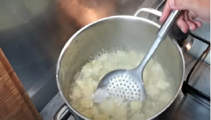 Mai gettare l'acqua di cottura delle patate