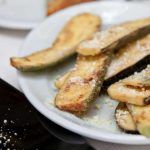 Piatto con cotolette di zucchine al forno