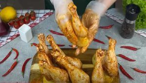 Pollo infilzato sulle patate