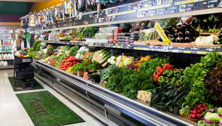 La sección de frutas y verduras del supermercado.