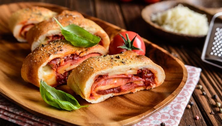 Rotolo ripieno di formaggio, salame, cipolla e pomodoro