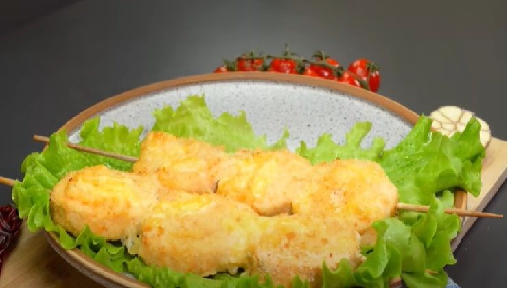 Spiedini di pollo deliziosi e appetitosi e lattuga