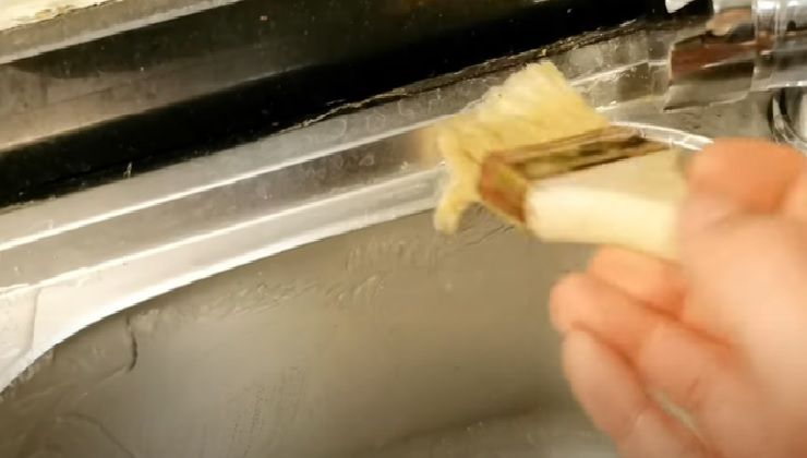 Stendere detergente con pennello