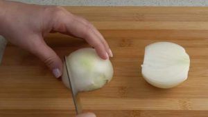 tagliare la cipolla
