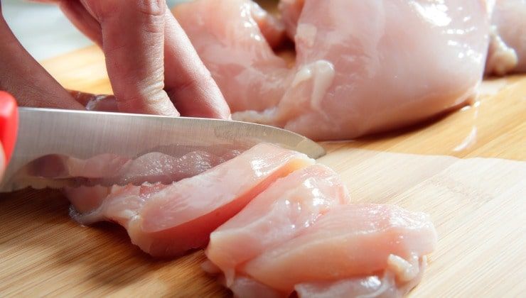 Taglio carne di pollo