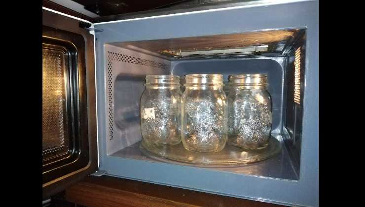 Sterilizzare i vasetti di vetro nel microonde