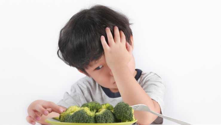 bambini che non amano l'insalata