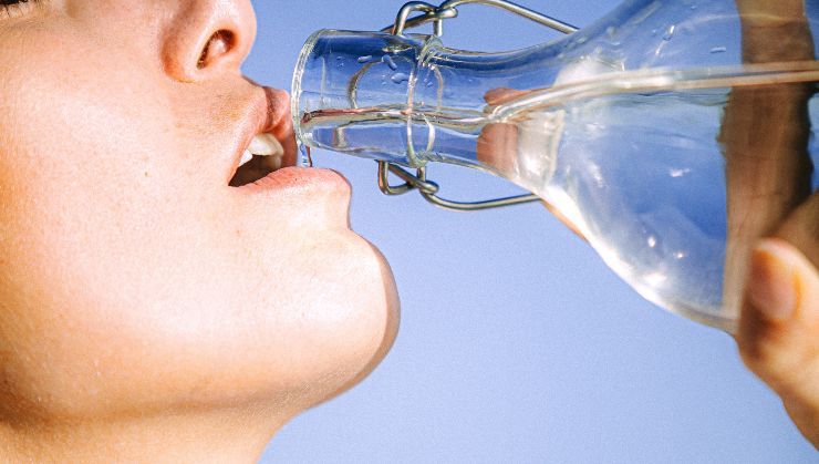 Bere acqua per digerire